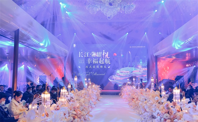 船于江中行，人在畫中游，是沉浸式郵輪婚禮給的浪漫